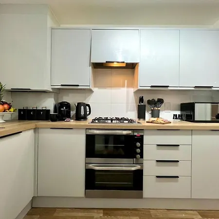 Contractor 4 Bed, Sleeps 7 Long Discount *