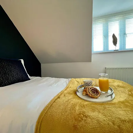 Contractor 4 Bed, Sleeps 7 Long Discount *