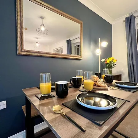 Contractor 4 Bed, Sleeps 7 Long Discount Great Casterton