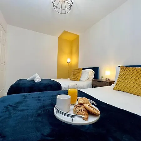 Contractor 4 Bed, Sleeps 7 Long Discount Holiday home *