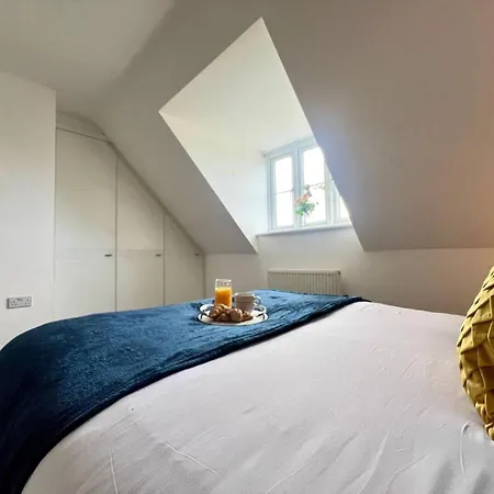 Contractor 4 Bed, Sleeps 7 Long Discount